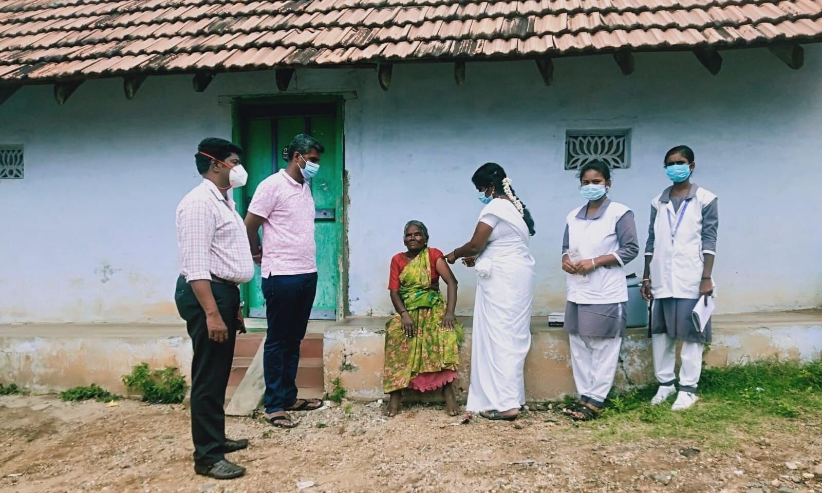 வாணியம்பாடியில் வீடு வீடாக கொரோனா தடுப்பூசி போடும் பணி:துணை இயக்குனர் ஆய்வு  | Deputy Director inspects door-to-door corona vaccination in Vaniyambadi