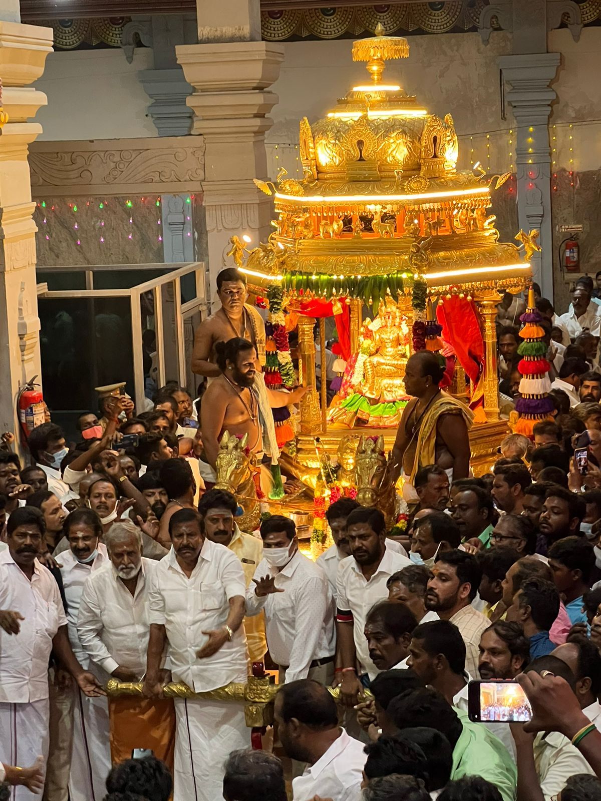 Gold car rush started again at Samayapuram Mariamman Temple | சமயபுரம்  மாரியம்மன் கோயிலில் மீண்டும் தங்கத்தேரோட்டம் தொடங்கியது