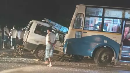 The incident in Tiruvannamalai in which a government bus and a car collided  head-on has caused 6 deaths. | செங்கம் அருகே அரசுப் பேருந்து - சொகுசு கார்  மோதி கோர விபத்து: 6 பேர் உயிரிழப்பு